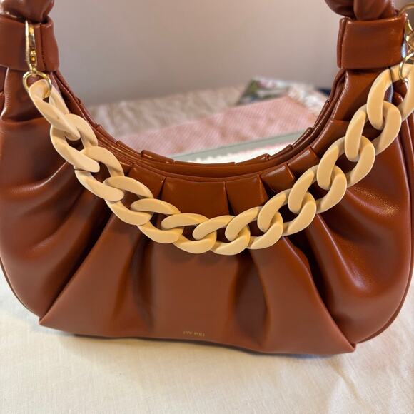 Chunky Lucite Chain Bag Strap Purse Charm in Creamy Tan Acrylic Plastic - Picture 2 of 5